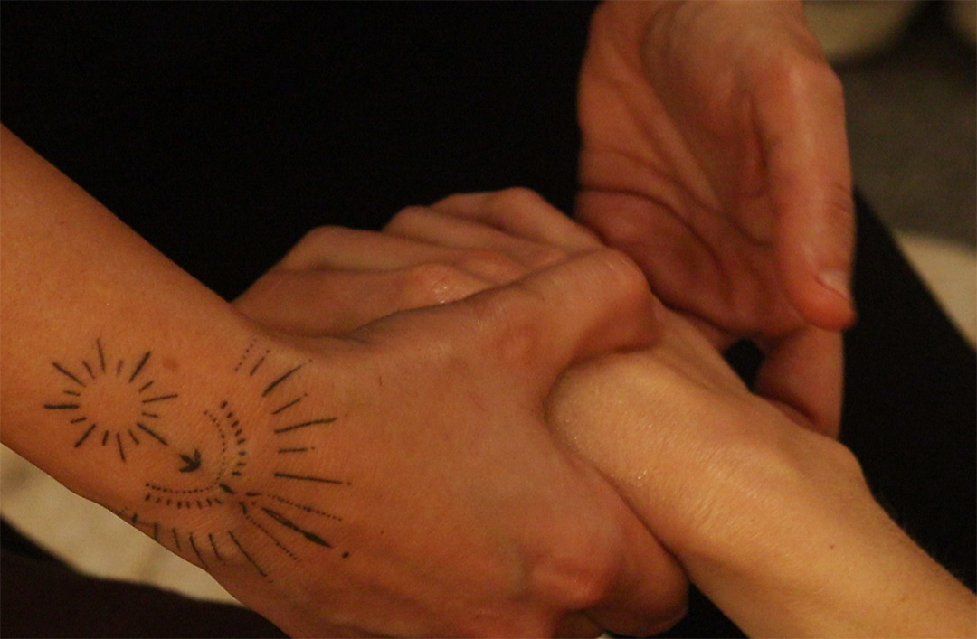 Photo massage du dos avec les avant-bras